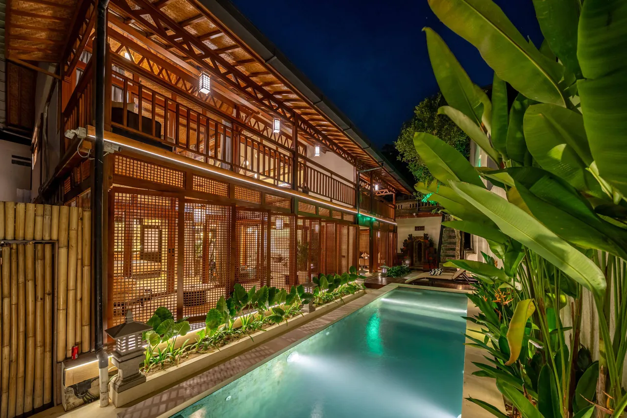 Ubud EcoHouse — Pool and façade in the evening