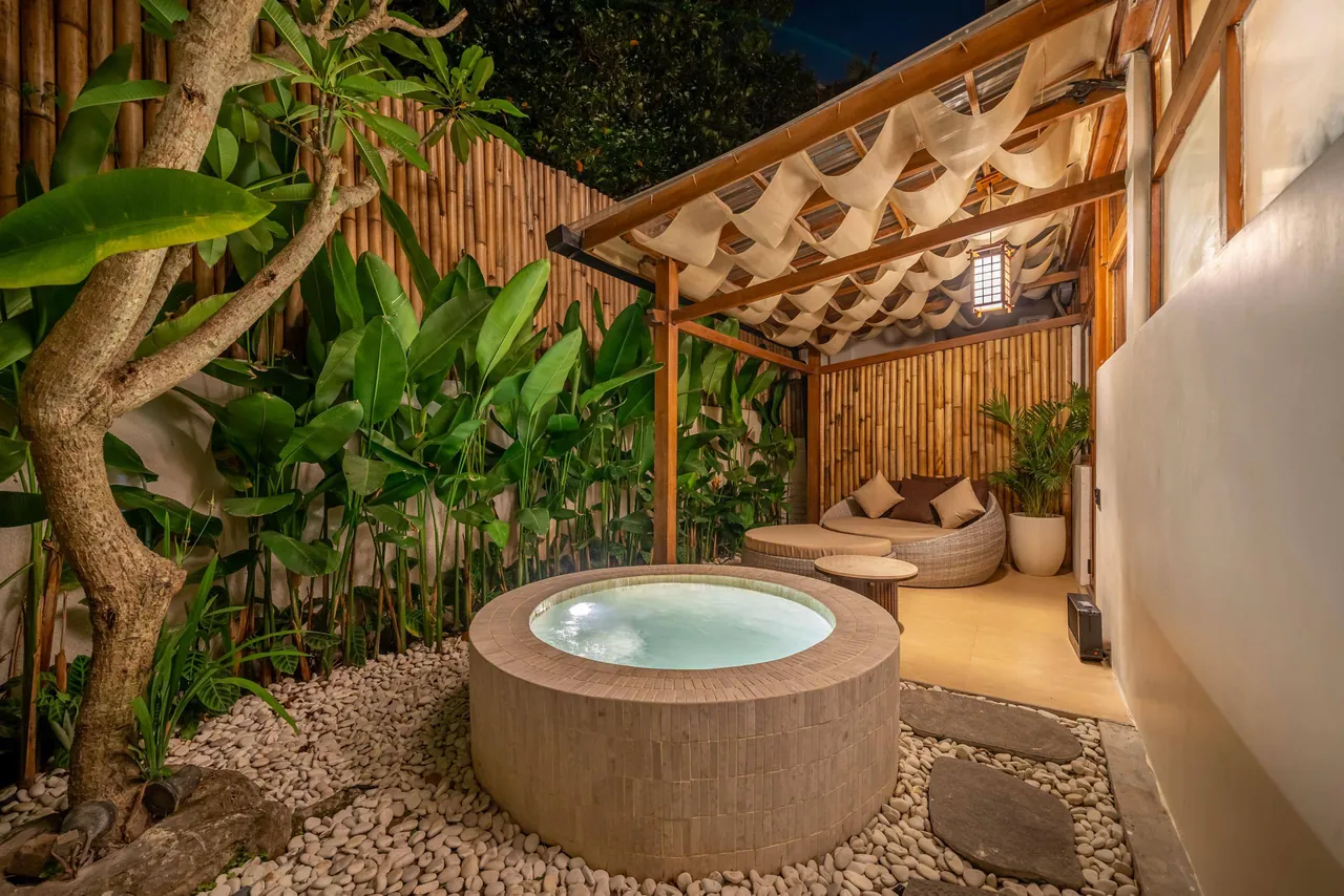 Ubud EcoHouse — Jacuzzi in the courtyard